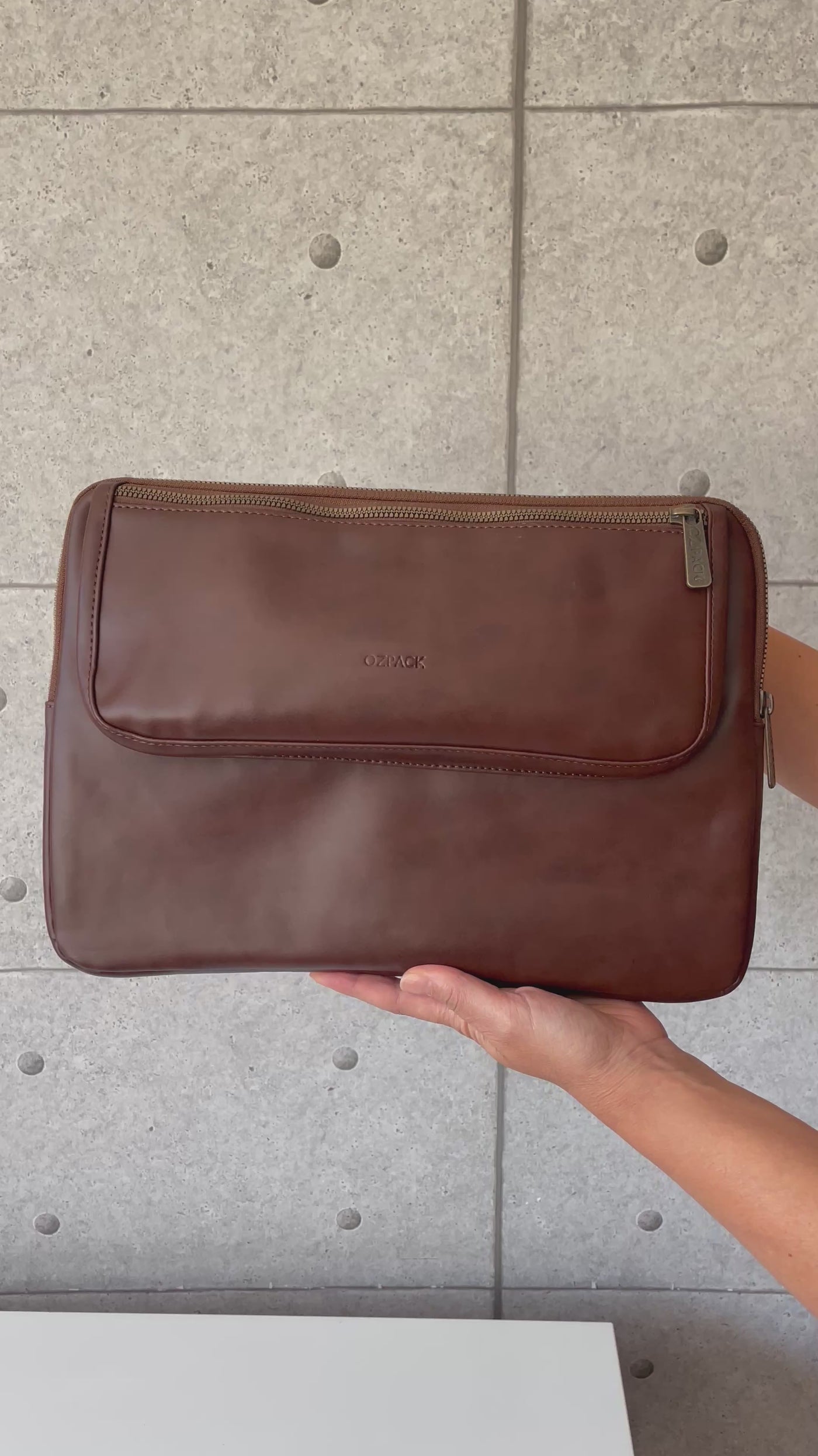 EXECUTIVE KOYU KAHVE ORTA LAPTOP ÇANTASI 14 inç